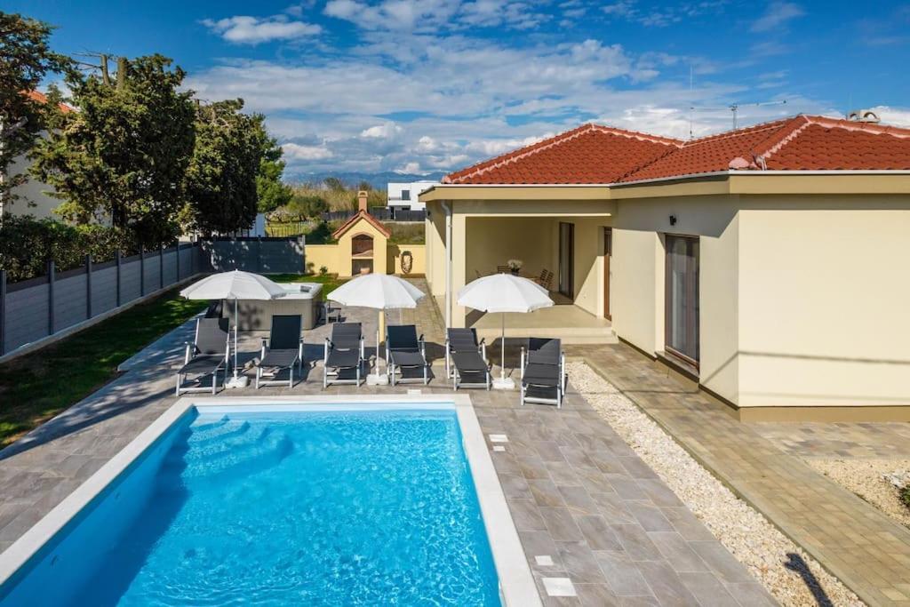 Villa Mattina, With Heated Pool And Jacuzzi Privlaka  Exterior photo